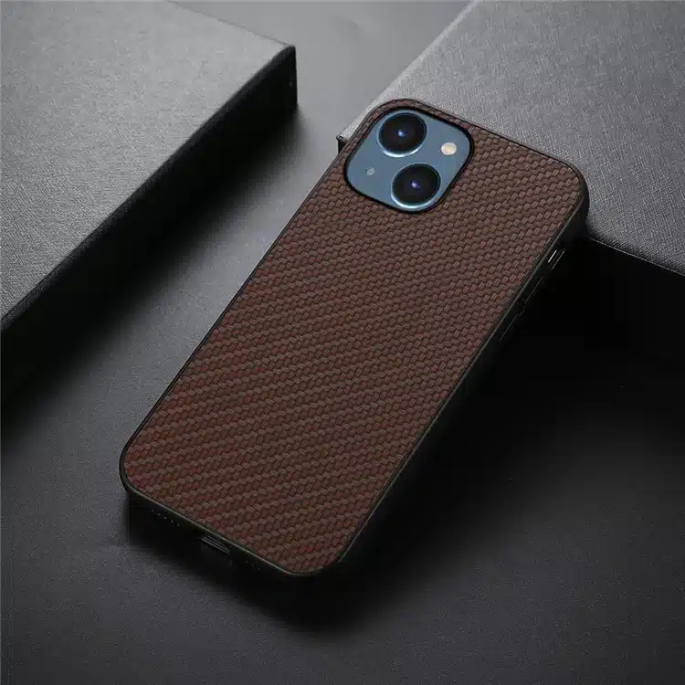Cityhoesje-iPhone 15-Backcover-Carbon Fiber Texture PU Leather Coated TPU Case -Bruin-3-Cityhoesje.nl